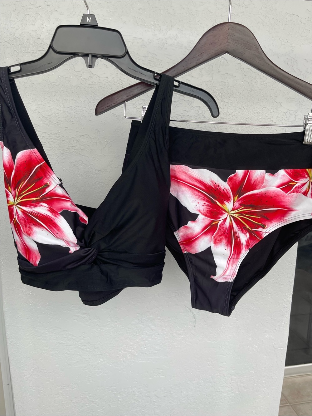Black Pink Lily Floral Twist Front Bikini Two Piece Set Large NWOT